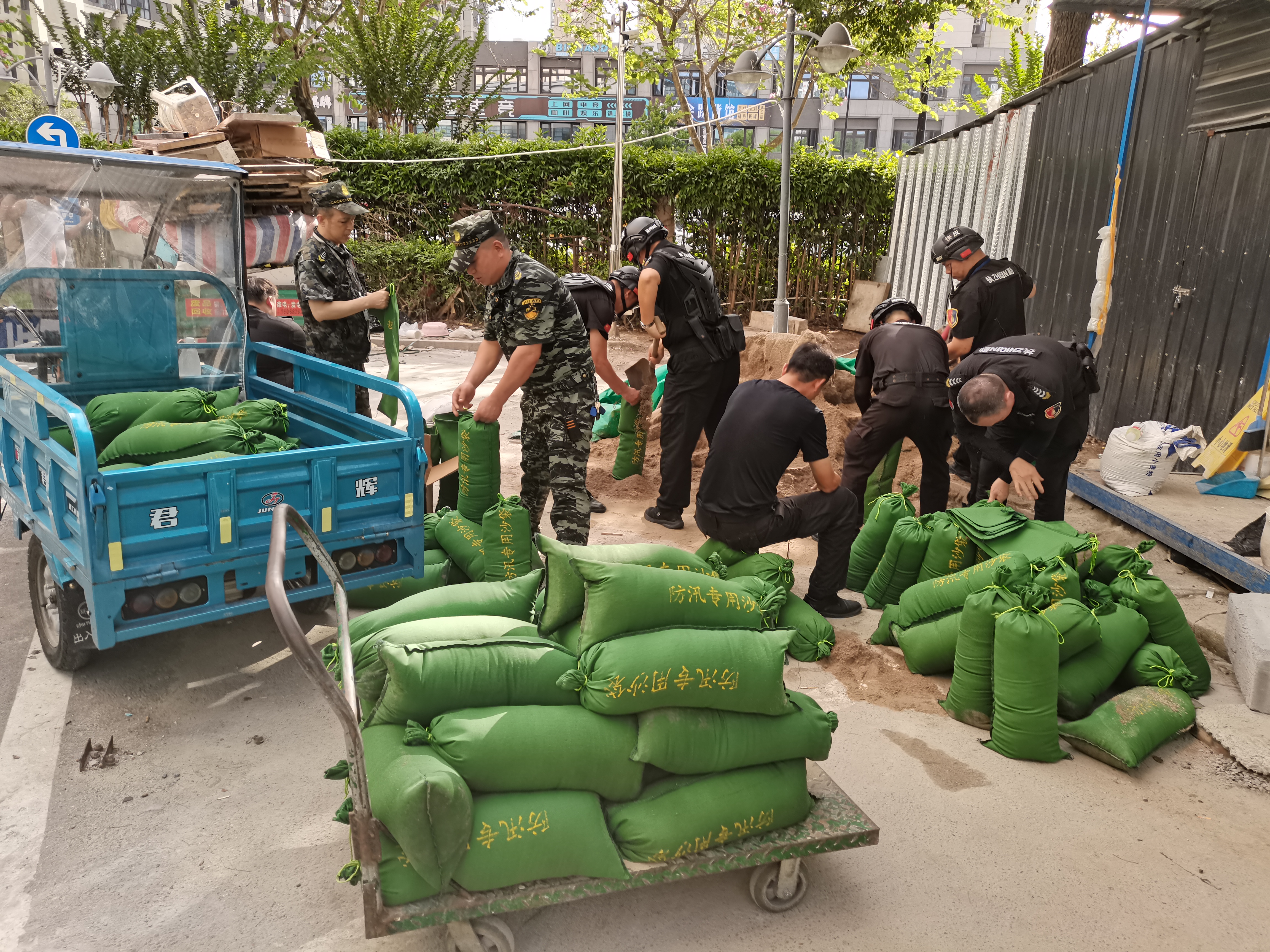 部署防汛沙袋 (2).jpg 部署防汛沙袋 (2).jpg